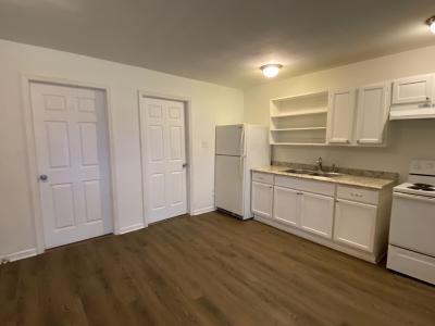 2 bd 1 ba 700 Sq Ft  Available Now - Thumbnail 3
